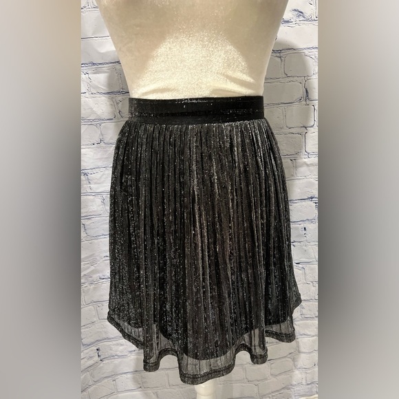 Ardene - Metallic Mini Pleated Skirt. Size: XS - Picture 1 of 5